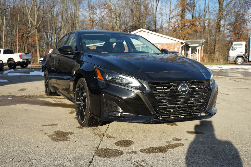 2023 Nissan Altima SR's photo